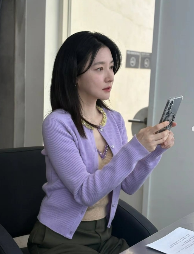 거울 셀카 속 이영애