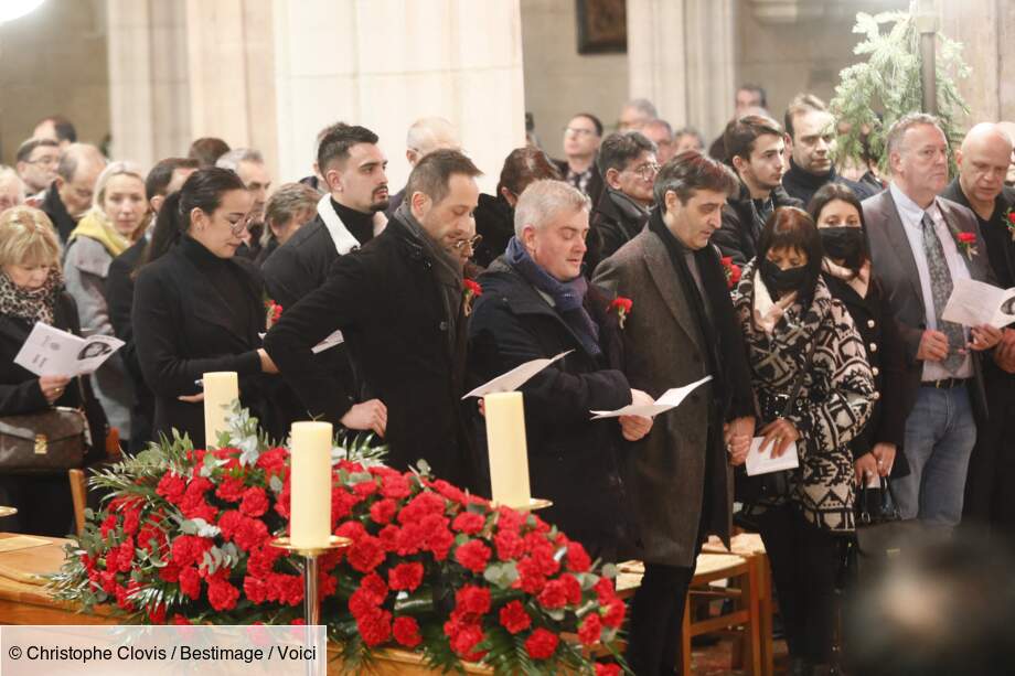 Hai năm sau cái chết của Linda de Suza, con trai bà cáo buộc "một số thành viên trong gia đình" muốn chiếm đoạt tài sản thừa kế của bà