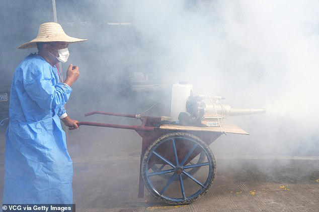 Рабочий распыляет инсектицид в жилом районе в Фошане, эпицентре вспышки, расположенном в провинции Гуандун в Китае