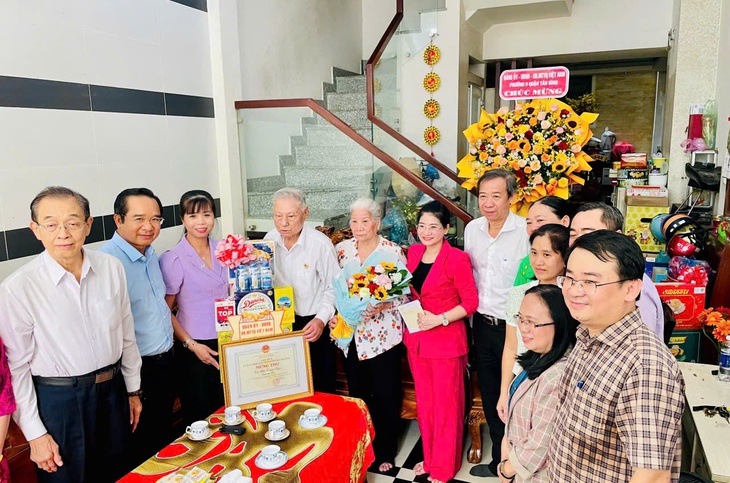 Người dân TP.HCM từ 70 tuổi trở lên sẽ được chúc thọ, mừng thọ 5 năm/lần