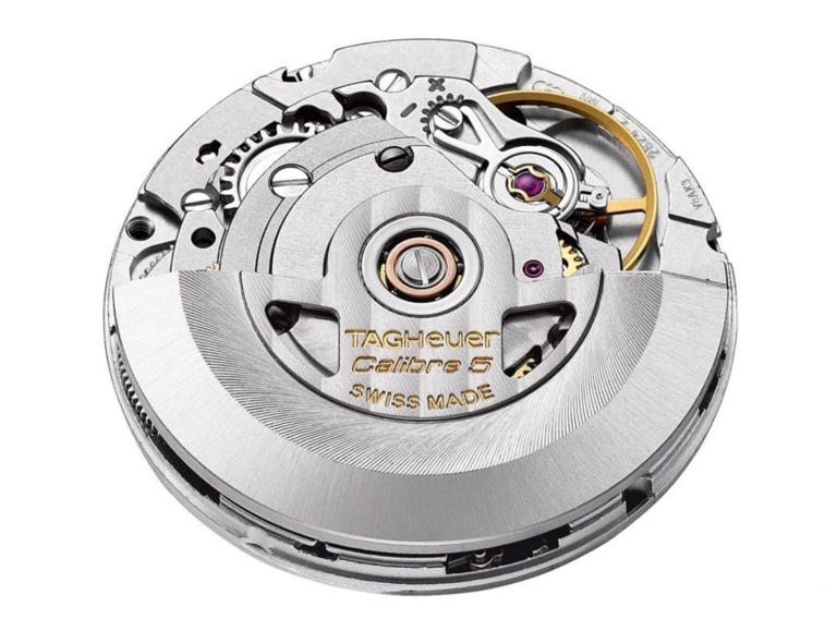 ETA 2824 以 25.6 毫米直徑規格奠定三針日期錶產業標準，促成殼、面、針等零件供應鏈的全面標準化。