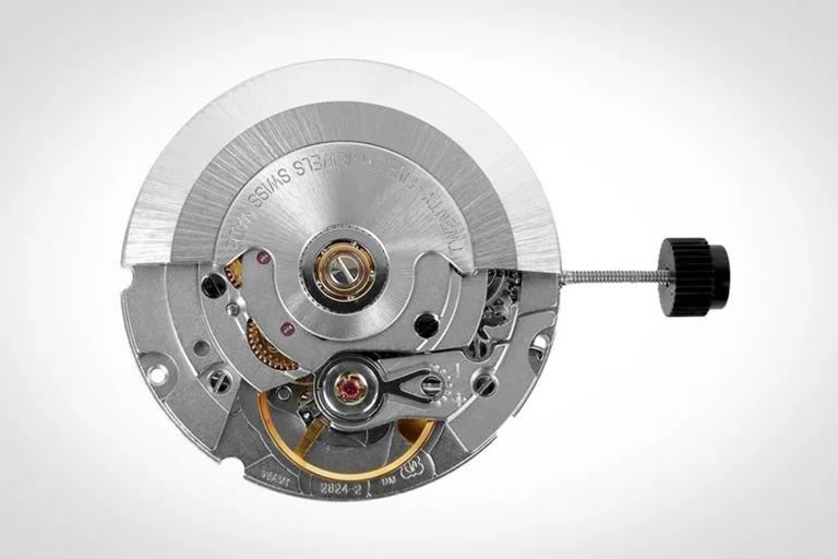 ETA 2824直徑與厚度契合產業標準，方便零件供應與維修；4 赫茲高振頻兼顧細膩走時與抗干擾，約 38～42 小時動力足應付日常配戴。