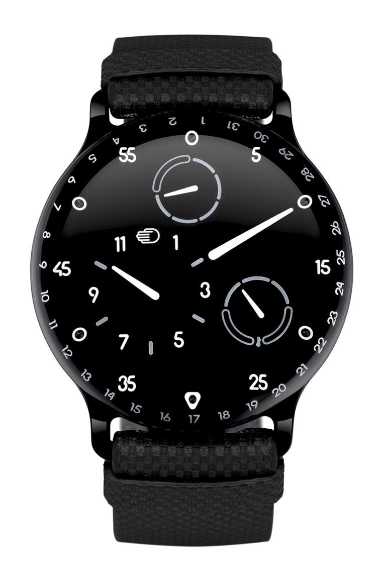 早期型號 Ressence 以 ETA 2824 為基礎，結合 ROCS 齒輪系統，打造整體錶盤旋轉的獨特時間顯示效果。