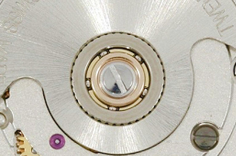 自動盤沿用 Eterna 經典滾珠軸承設計，有效降低摩擦、提升上鍊效率，同時延長機芯使用壽命，成為耐用與穩定的象徵。