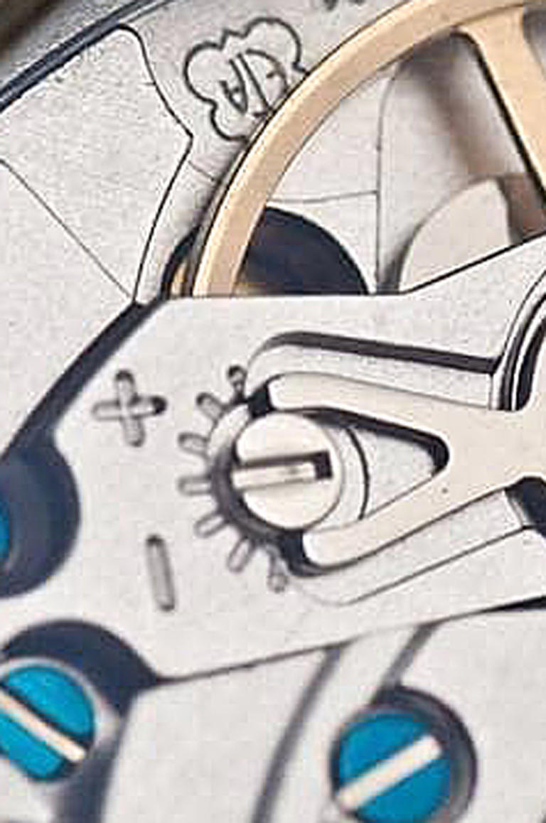 2824-2 採用 Etachron 偏心螺絲調速器，結構簡單且調整精細，方便製錶師在保養時精準微調走時，提升維修效率與準確度。