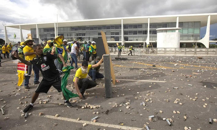 Cena de vandalismo no dia 8 de janeiro de 2023 em frente ao Palácio do Planalto Foto: Joedson Alves/Agência Brasil