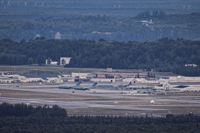 Aviones se sientan en la Base Conjunta Elmendorf-Richardson antes de una reunión prevista entre el presidente estadounidense Donald Trump y el presidente ruso Vladimir Putin para discutir la guerra en Ucrania, en Anchorage, Alaska, Estados Unidos. 13 de agosto de 2025. REUTERS/Jeenah Moon