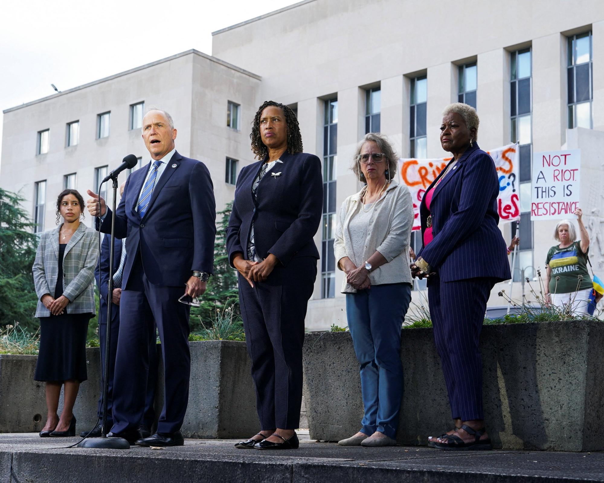 Washington DC and White House agree to scale back Trump ‘takeover’ of city police