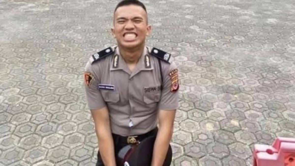PEMBUNUH PUTRI - Bripda Alvian Maulana Sinaga, oknum polisi yang sedang dicari usai diduga jadi dalang pembunuhan Putri Apriyani di dalam kamar kos Indramayu, Sabtu (9/8/2025) pagi. (handhika rahman/tribun jabar)