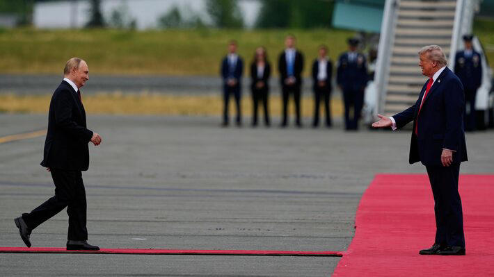 Trump recebeu Putin com tapete vermelho para encontro no Alasca. Foto: Julia Demaree Nikhinson/AP