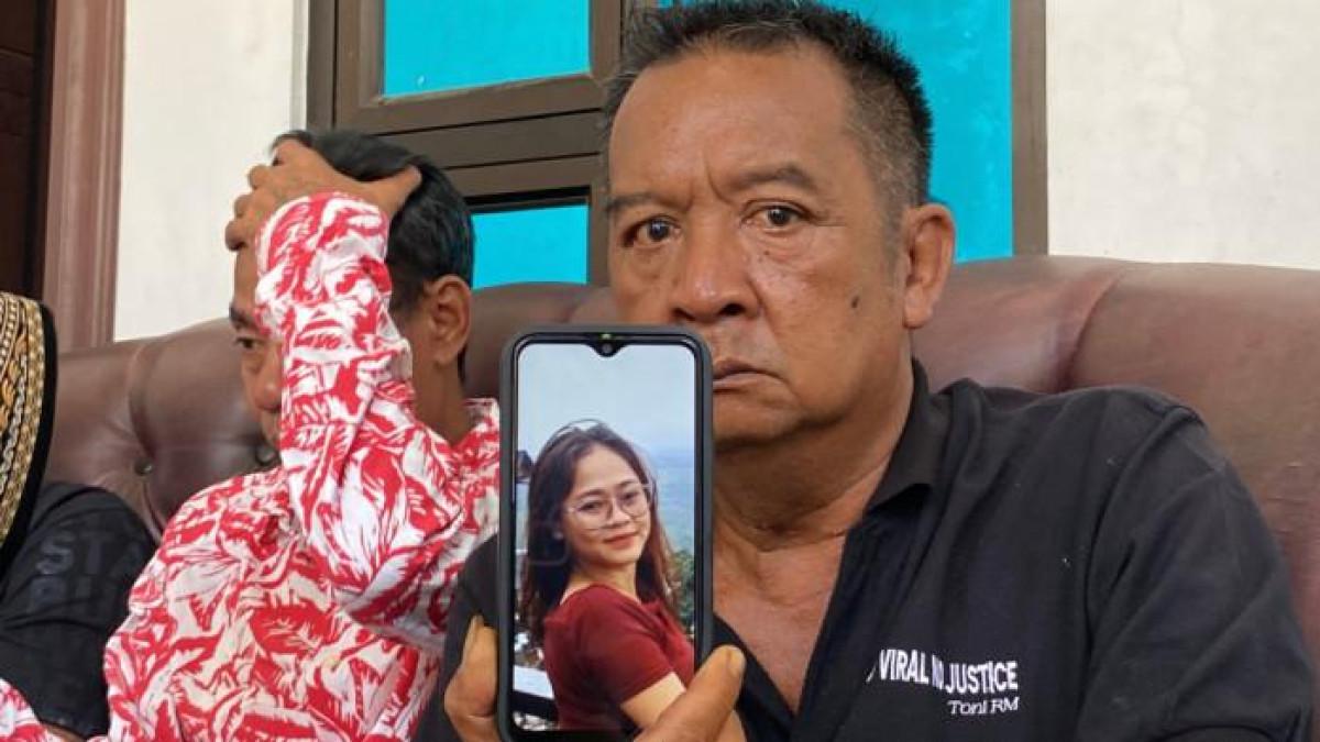 MOTIF UANG - Karja menunjukkan foto anaknya, Putri Apriyani, di rumahnya di Desa Rambatan Wetan, Kecamatan Sindang, Indramayu, Minggu (10/8/2025). Kuasa hukum keluarga almarhumah Putri Apriyani menduga motif pembunuhan adalah uang karena tabungan Putri dikuras oleh Bripda Alvian di malam sebelum dia ditemukan tewas. (Tribun Jabar/ Handika Rahman)