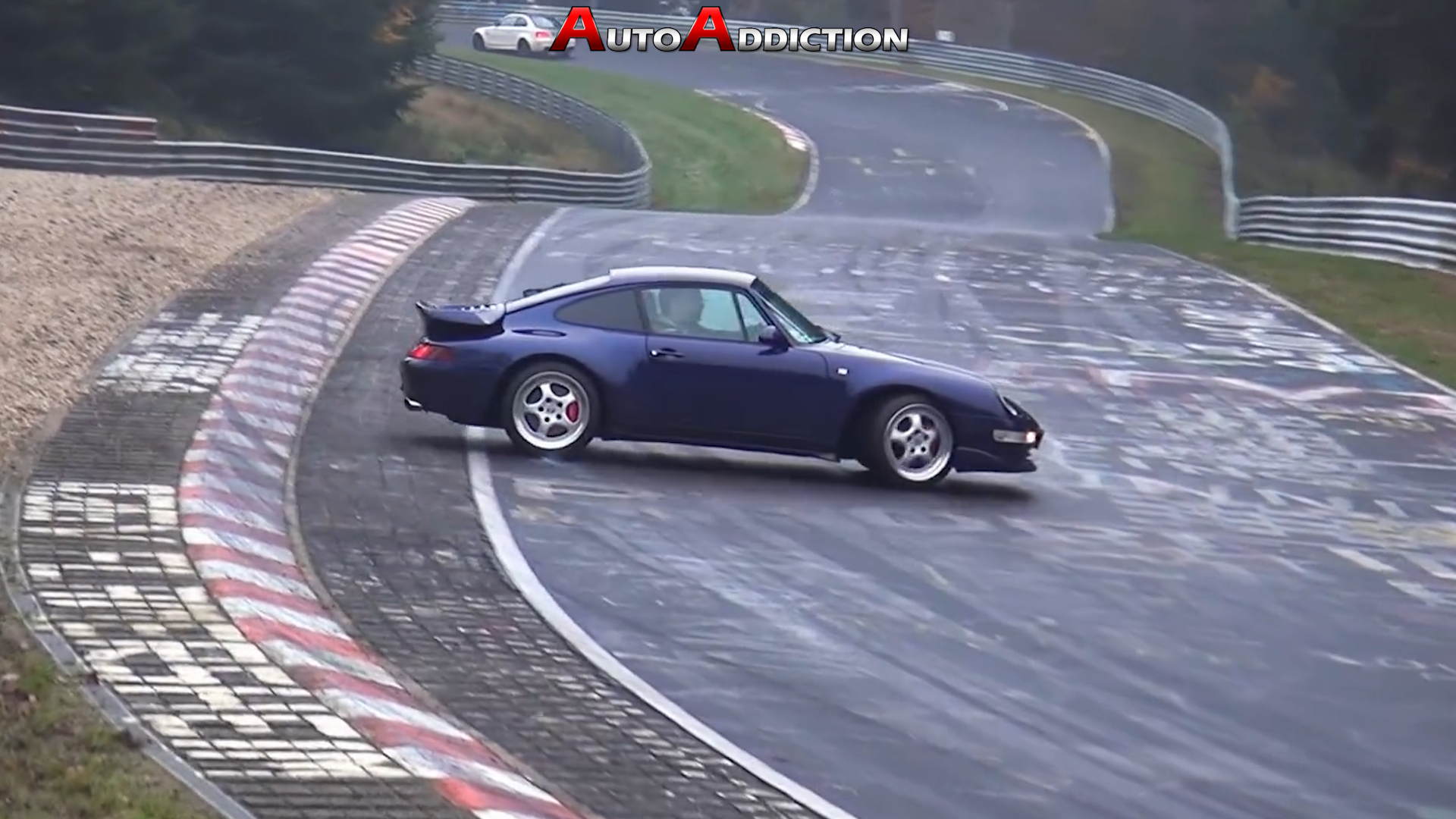 Неуправляемые автомобили на опасном повороте "Северная петля" на гоночной трассе "Нюрбургринг"