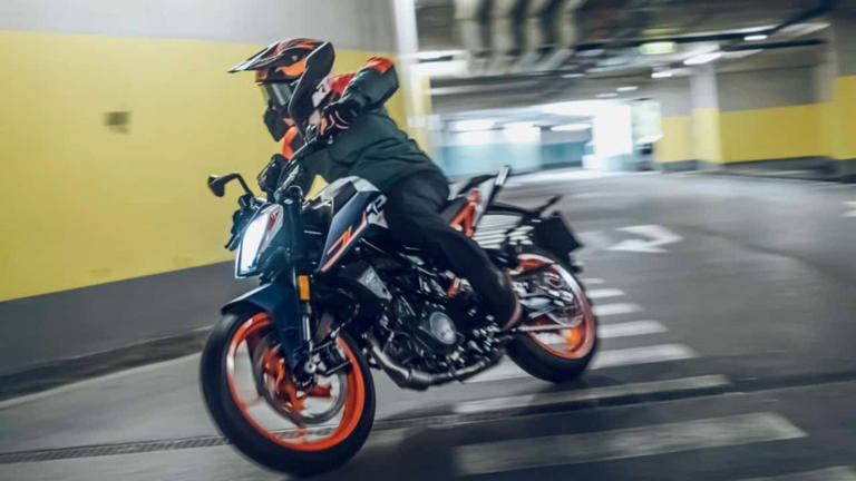 KTM Gives 160 Duke a Track Tour In India, It’s a Genius Move That ...