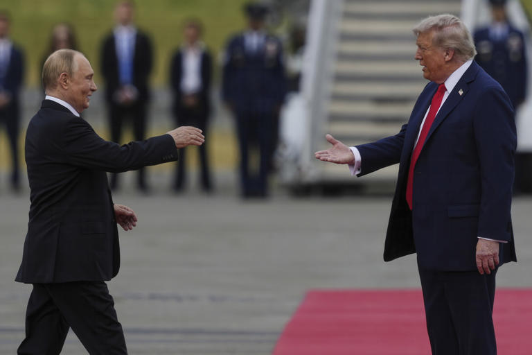 Image hình ảnh hình ảnh hình ảnh hình ảnh hình ảnh Yuri Ushakov - Màn chào đón nồng nhiệt ông Trump dành cho ông Putin tại Alaska