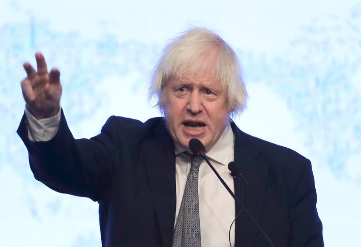Boris Johnson, ex-primeiro ministro do Reino Unido, chamou o encontro de Putin com Trump de 'o episódio mais nauseante de toda a sórdida história da diplomacia internacional' Foto: Chiang Ying-ying/AP