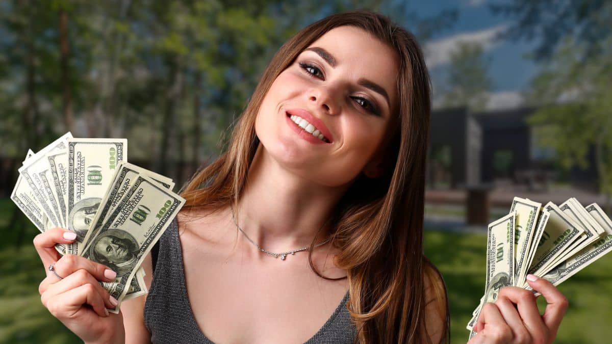 15 Unexpected Perks of Always Having Cash on You