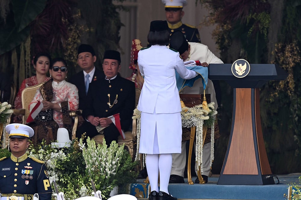 Momen Prabowo Cium Bendera Merah Putih sebelum Dikibarkan di Istana Merdeka