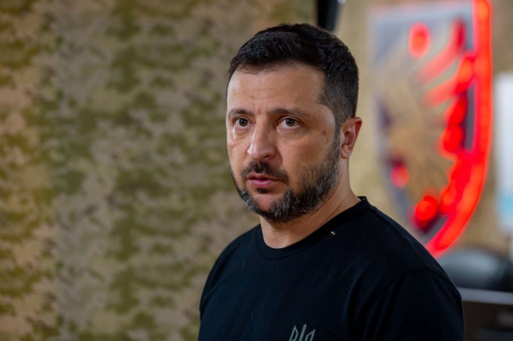 Zelensky: «La Russia ha colpito una stazione ferroviaria, decine di feriti»