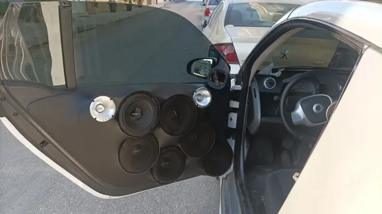 Κάτω Αχαΐα: Εκανε βόλτες με το smart με τα ηχεία στη «διαπασών» και του κατασχέθηκε το αυτοκίνητο