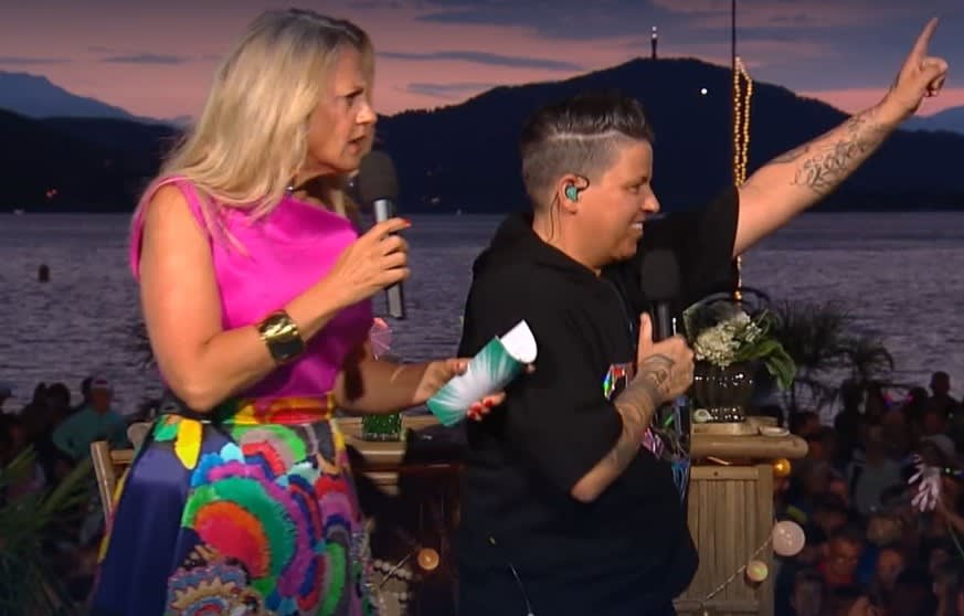 Barbara Schöneberger zeigt sich wenig erfreut von der Störung, Kerstin Ott amüsiert die Situation.