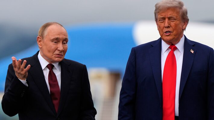 Vladimir Putin e Donald Trump durante a cúpula do Alasca, realizada na sexta-feira. (Julia Demaree Nikhinson/ AP Photo) Foto: Julia Demaree Nikhinson