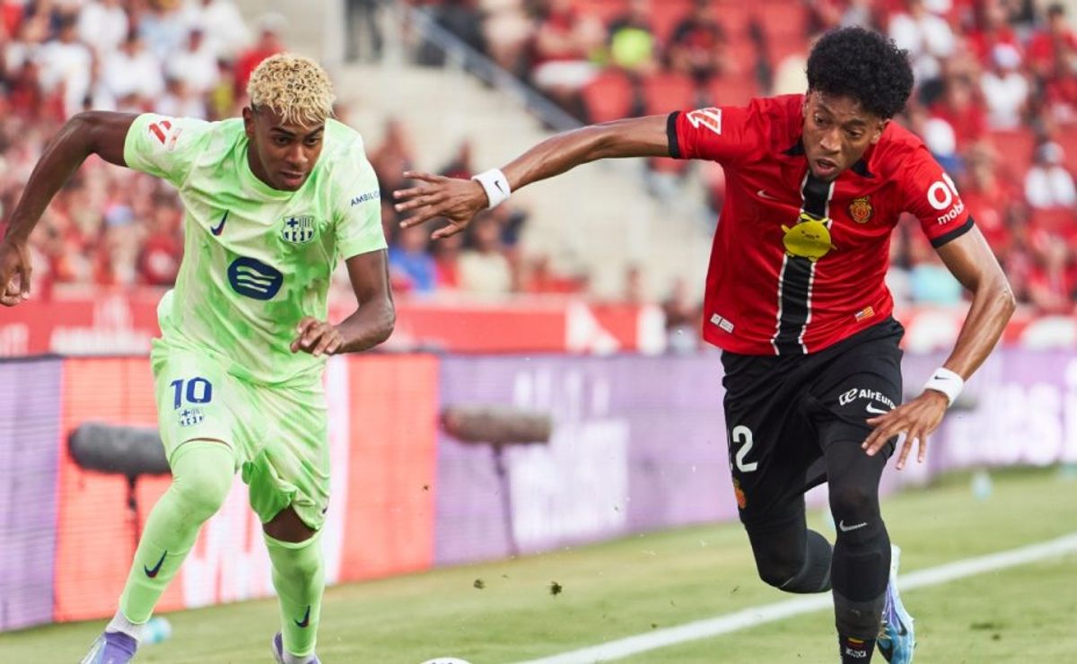 Lamine Yamal y Johan Mojica. (Foto: Getty Images)