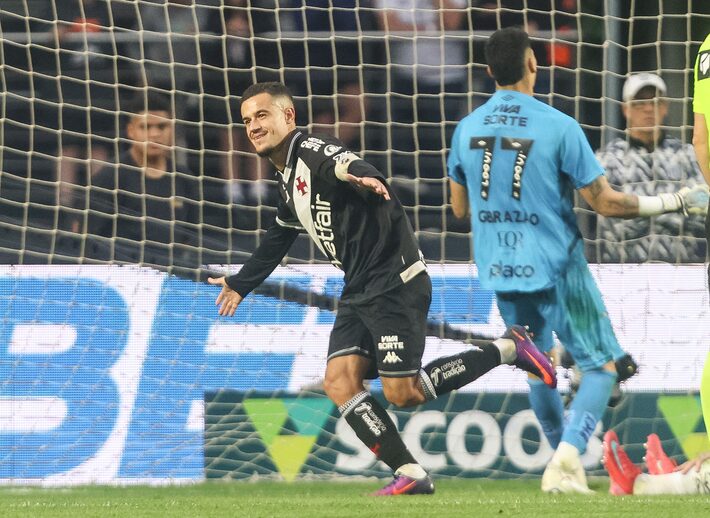 Coutinho comandou goleada e marcou duas vezes no MorumBis. Foto: Daniel Teixeira/Estadão