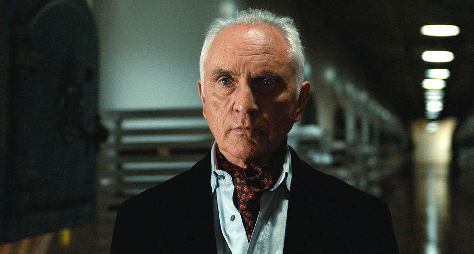 L’acteur Terence Stamp, ici photographié pour les besoins du film « Max La Menace » (2008) avec Steve Carell et Anne Hathaway.