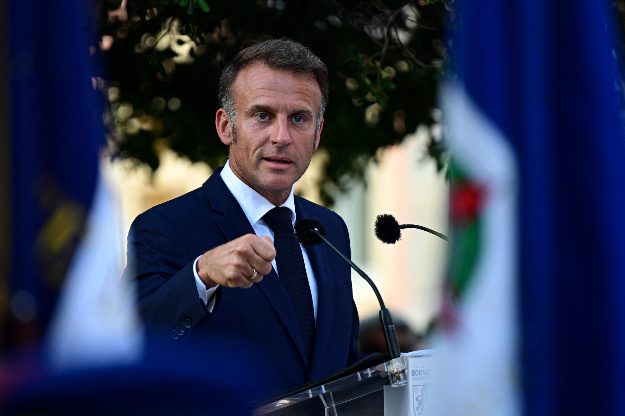 Emmanuel Macron lors d’une cérémonie marquant le 81e anniversaire de la libération de Bormes-les-Mimosas pendant la Seconde Guerre mondiale, le 17 août 2025.