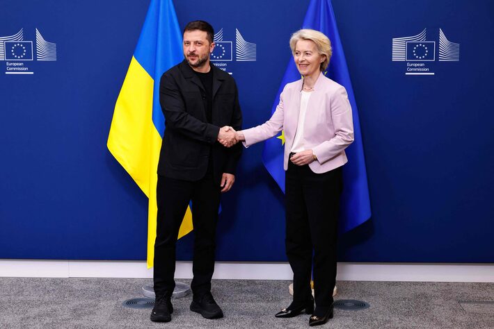 O presidente da Ucrânia Volodmir Zelenski e a presidente da Comissão Europeia Ursula Von der Leyen, durante reuniao neste domingo, em Bruxelas: comitiva de líderes europeus. Simon Wohlfahrt / AFP Foto: Simon Wohlfahrt/SIMON WOHLFAHRT