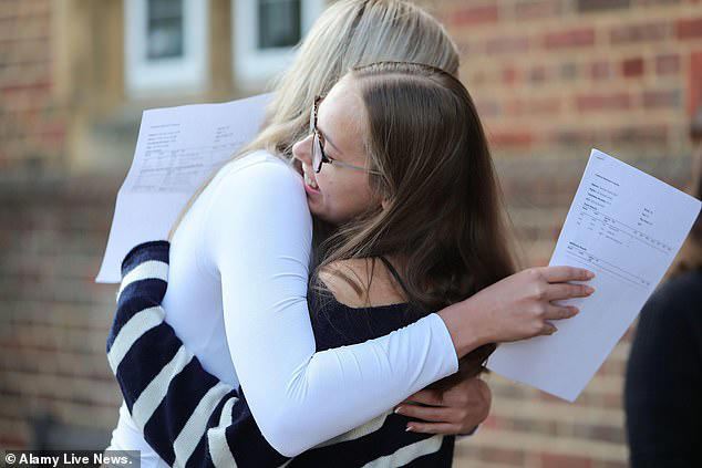 Для сравнения, среди чернокожих учащихся этот показатель составляет 12,1 процента, среди учащихся смешанной расы — 15,5 процента, а среди азиатов — 18,6 процента. Низкая успеваемость белых учащихся отчасти обусловлена британскими учениками из семей с низким доходом – одной из подкатегорий с самыми низкими достижениями (изображение из файла)