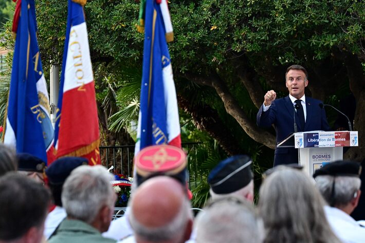 Emmanuel Macron discursa na cerimônia dos 81 anos da libertação de Bormes-les-Mimosas na Segunda Guerra: mobilização pela Ucrânia. (Miguel Medina / POOL / AFP) Foto: Miguel Medina/MIGUEL MEDINA