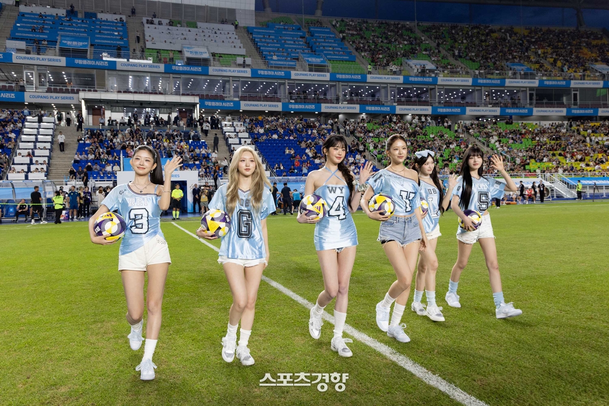 시축 나선 걸그룹 아이브 멤버들. 연합뉴스