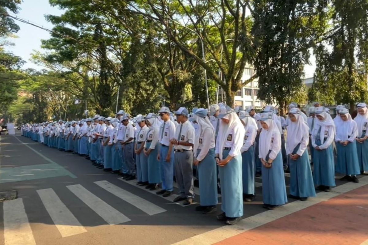 Siswa SMA Gelar Upacara di Jalan, Kepala Sekolah Minta Bantuan Pemerintah