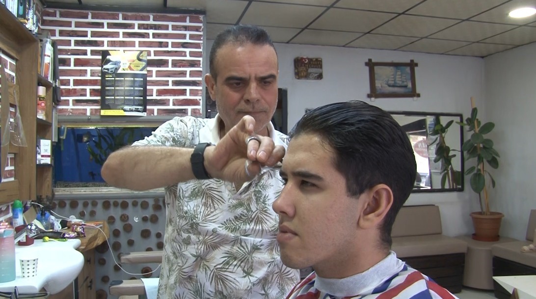 AYHAN DELİORMAN, YAKLAŞIK 16 YIL ÖNCE İLK DEFA TIRAŞ KOLTUĞUNA OTURAN VE EVLADI GİBİ SAHİPLENDİĞİ ZİHİNSEL ENGELLİ MÜŞTERİSİ FARUK TAYMUR'A EĞİTİMİNDEN TEDAVİSİNE KADAR BİRÇOK KONUDA DESTEK OLDU.