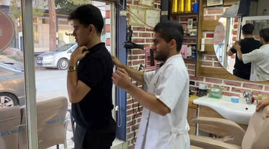 AYHAN DELİORMAN, YAKLAŞIK 16 YIL ÖNCE İLK DEFA TIRAŞ KOLTUĞUNA OTURAN VE EVLADI GİBİ SAHİPLENDİĞİ ZİHİNSEL ENGELLİ MÜŞTERİSİ FARUK TAYMUR'A EĞİTİMİNDEN TEDAVİSİNE KADAR BİRÇOK KONUDA DESTEK OLDU.