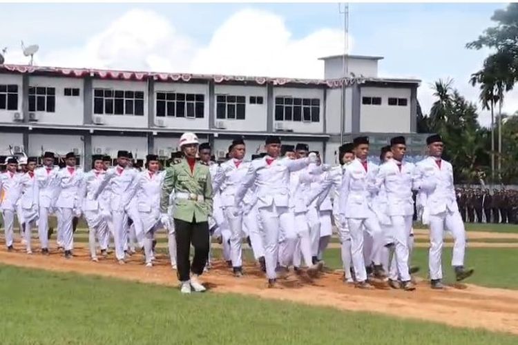 Menteri Hukum Beri Beasiswa ke Paskibraka Sorong yang Viral Hampir Pingsan