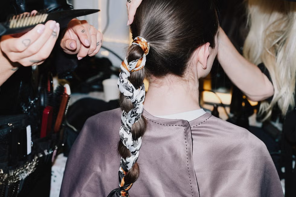 Hias Rambut dengan Kepang Tenun Sutra, Tampil Menawan