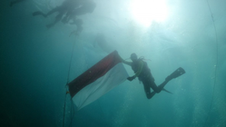 Penuh Semangat Kemerdekaan! TNI AL Berkibar di Bawah Laut Parepare