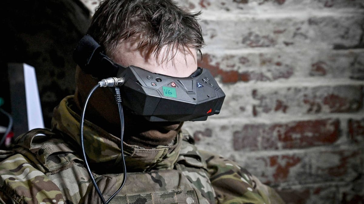Mit einem Headset werden die Drohnen von ukrainischen Soldaten gesteuert. (Quelle: Dmytro Smolienko / Avalon/imago-images-bilder)