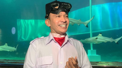 Momen Tak Terlupakan! Ruben Onsu Berkibar dengan Sang Saka Bersama Hiu