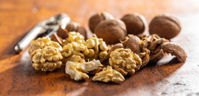 حبات الجوز الشهية