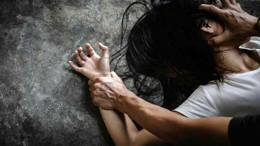 Ragazza di 17 anni trascorre una serata in spiaggia con gli amici e viene violentata da un 18enne: arrestato