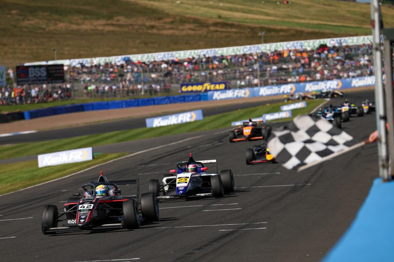McLaughlin edges closer to British F4 title after dramatic Knockhill