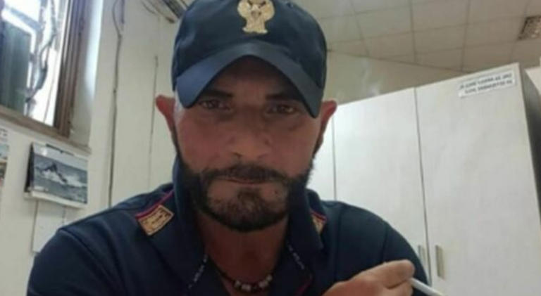 Ispettore di polizia ucciso a coltellate al culmine di una lite dal figlio della compagna, Ciro Luongo aveva 57 anni: il killer è in fuga