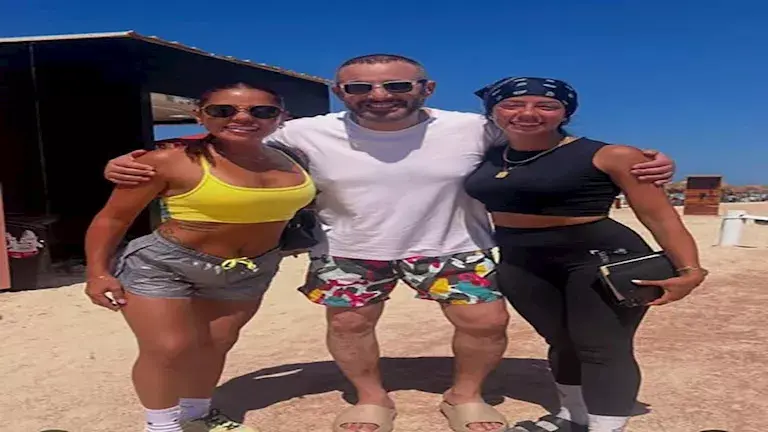 أحمد السقا وصديقاته في الساحل_2