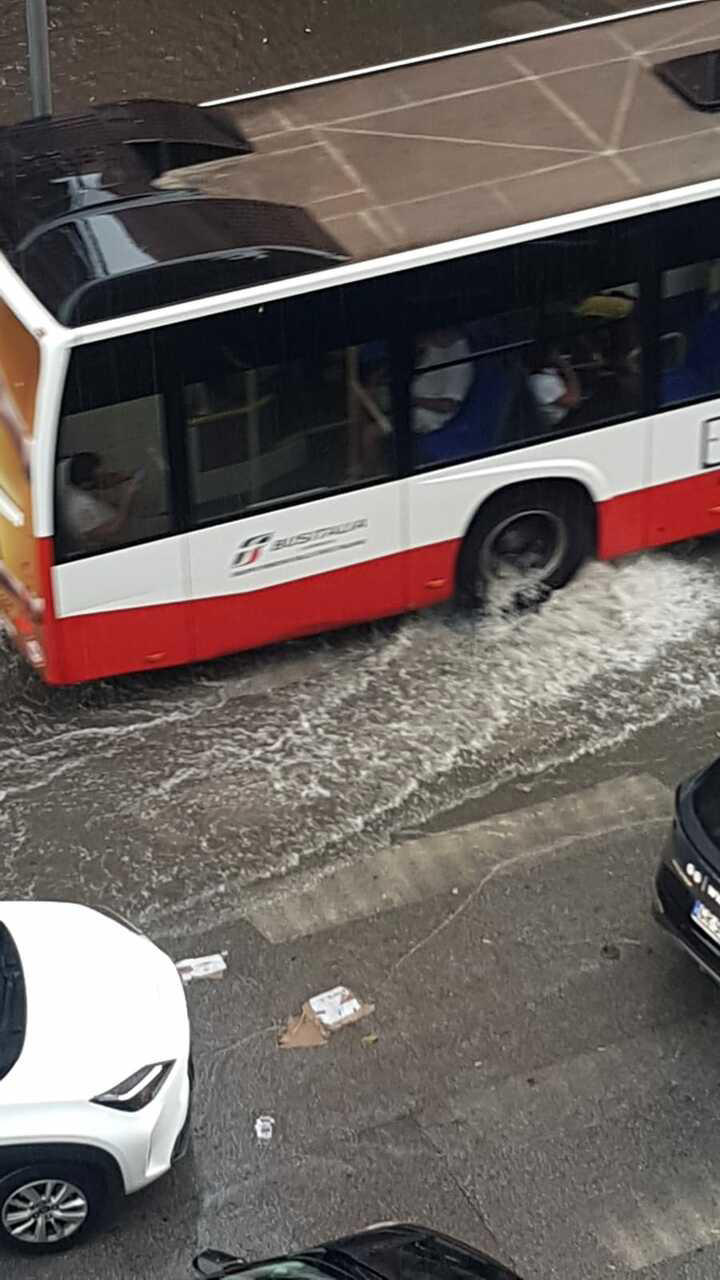 Violento nubifragio a Salerno, via Trento diventa un fiume