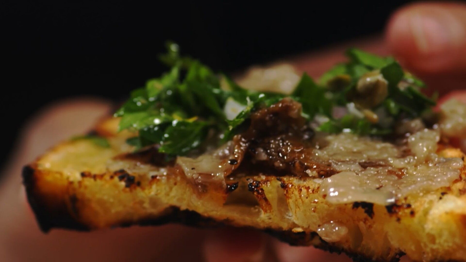 Gebratenes Knochenmark mit Petersilien-Vinaigrette-Salat