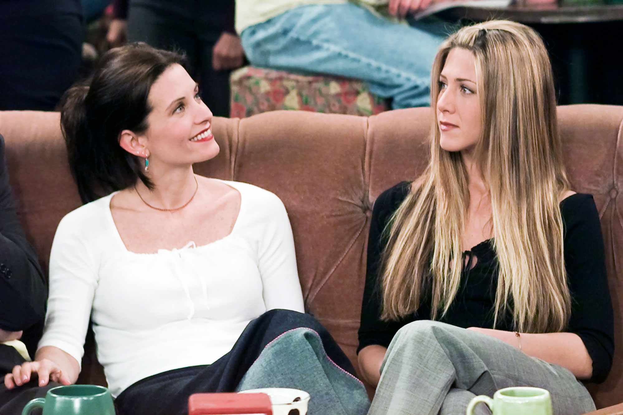 Jennifer Aniston and Courteney Cox share mini“Friends” reunion photo(01)