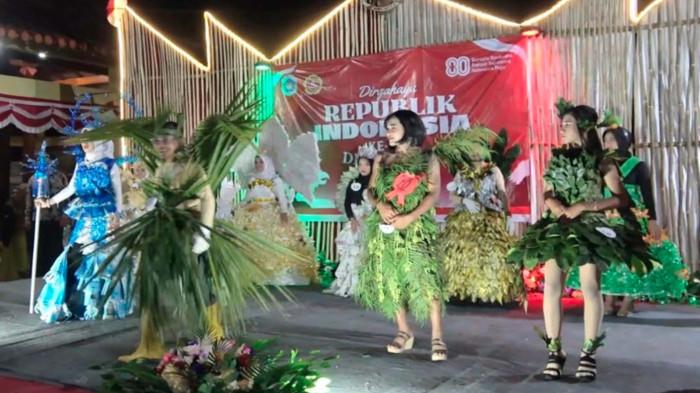 Pameran Busana Daur Ulang Warga Lamongan Rayakan HUT RI ke-80